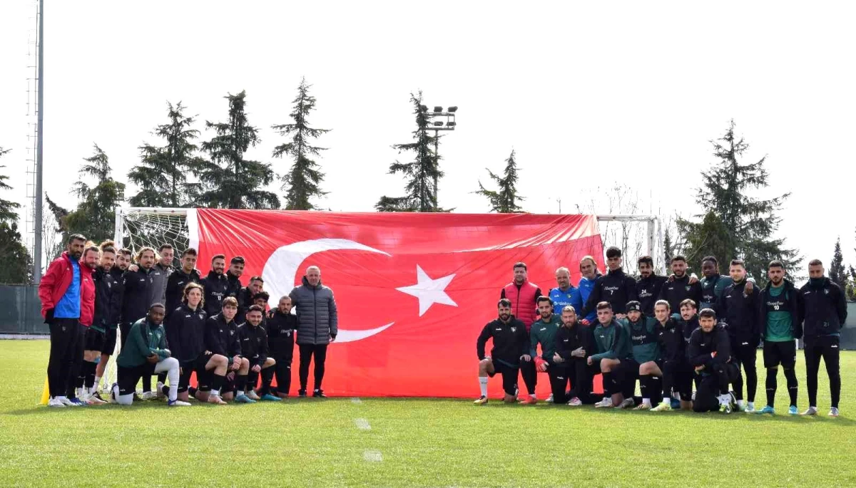 Son dakika: Denizlispor idman öncesi Türk bayrağı açarak şehitleri andı
