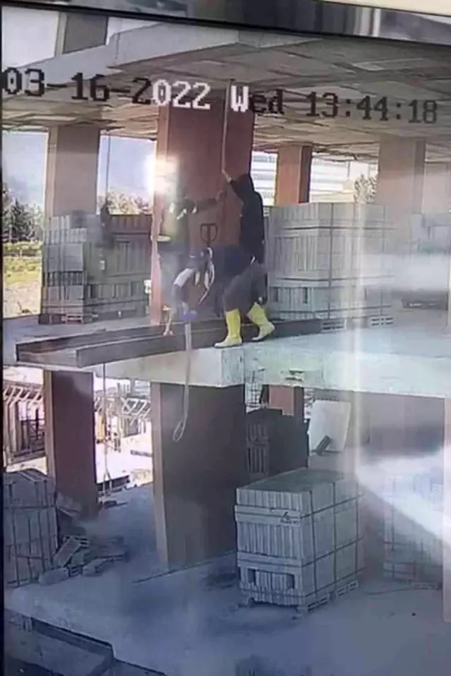 Dikkatiz işçi, inşaatın ikinci katından bastığı kalasla birlikte aşağı düştü