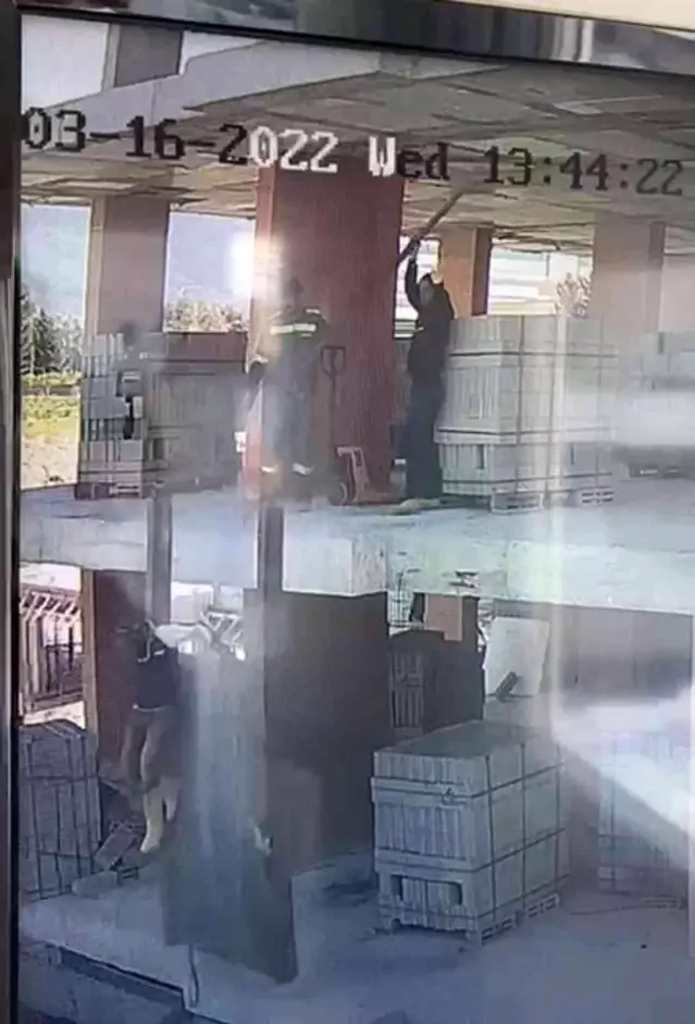 Dikkatiz işçi, inşaatın ikinci katından bastığı kalasla birlikte aşağı düştü