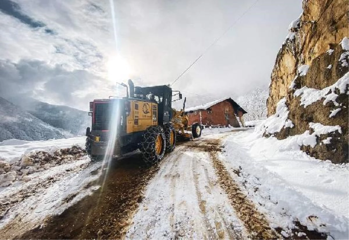 Doğu Karadeniz\'de 1100 yerleşim yerinin yolu kardan kapalı