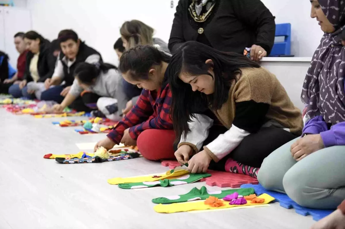 Down sendromlu özel öğrenciler, farkındalık yürüyüşü için çorapları süslediler