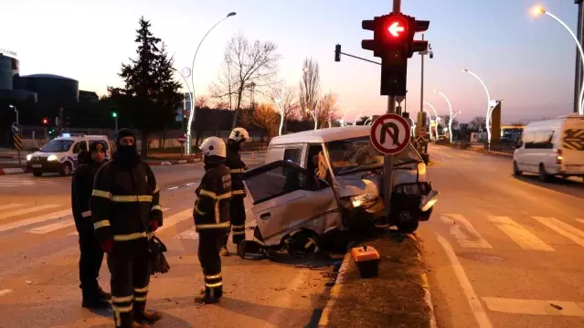 Kontrolden çıkan panelvan araç, önce taksiye sonra direğe çarptı: 3 yaralı