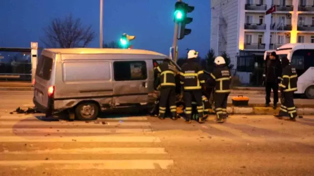 Kontrolden çıkan panelvan araç, önce taksiye sonra direğe çarptı: 3 yaralı