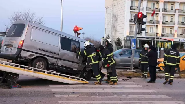 Kontrolden çıkan panelvan araç, önce taksiye sonra direğe çarptı: 3 yaralı