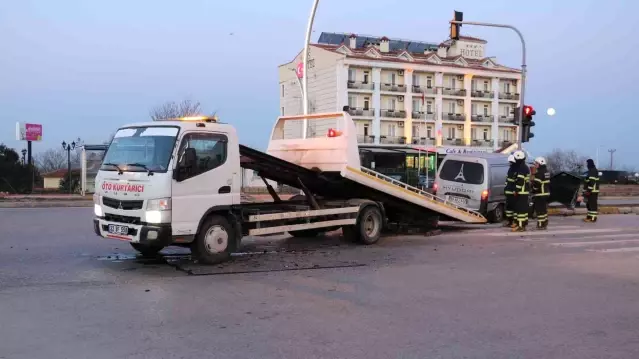 Kontrolden çıkan panelvan araç, önce taksiye sonra direğe çarptı: 3 yaralı