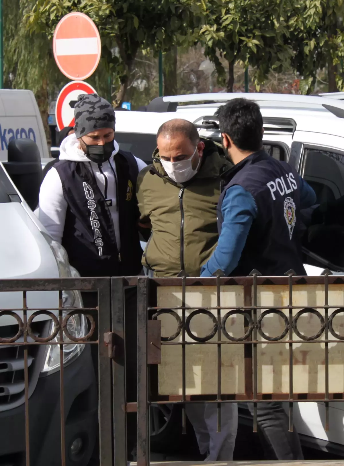 Eski Kuşadası Belediye Başkanı Kayalı'nın silahla yaralanmasına ilişkin 3 kişi gözaltına alındı