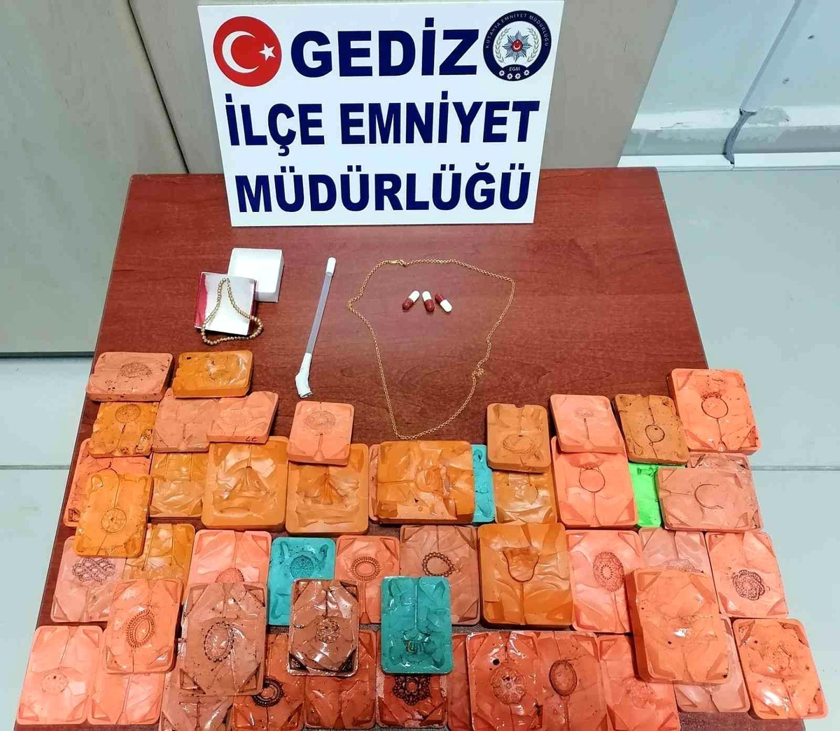 Gediz\'de piyasaya sahte altın sürmek isteyen 3 şüpheli yakalandı