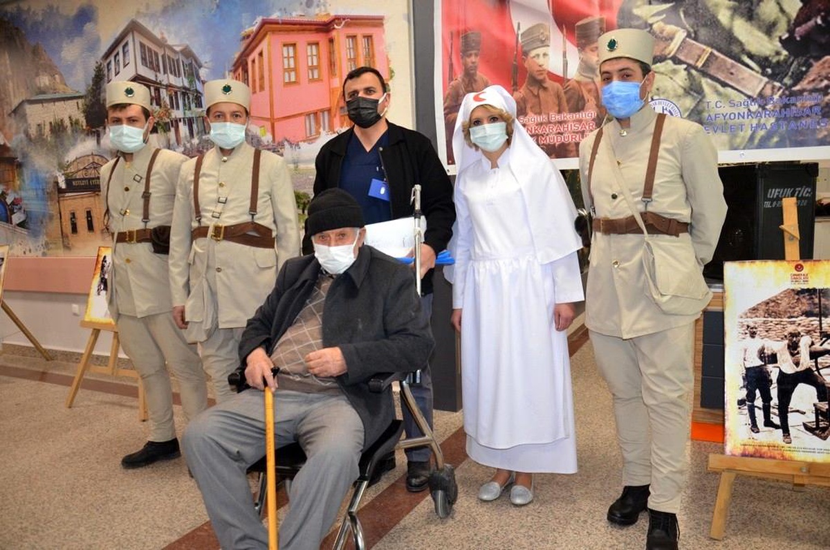 Hastaları asker ve sıhhiye kıyafetiyle karşıladılar