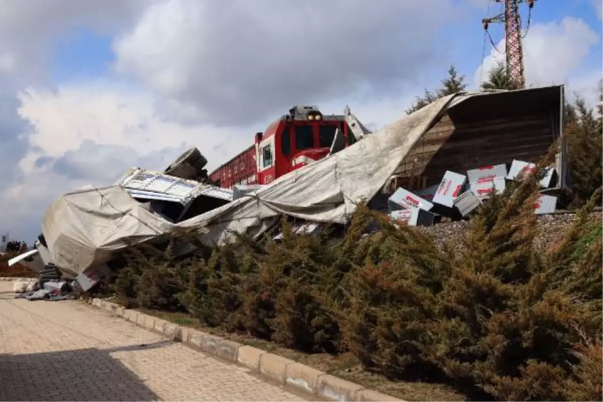 Hemzemin geçitte trenin çarpacağını fark edip, TIR'dan atladı