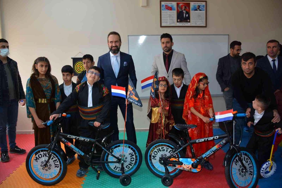 Hollanda Büyükelçi Yardımcısı Erik Weststrate Şırnak'ta öğrencilerle bir araya geldi