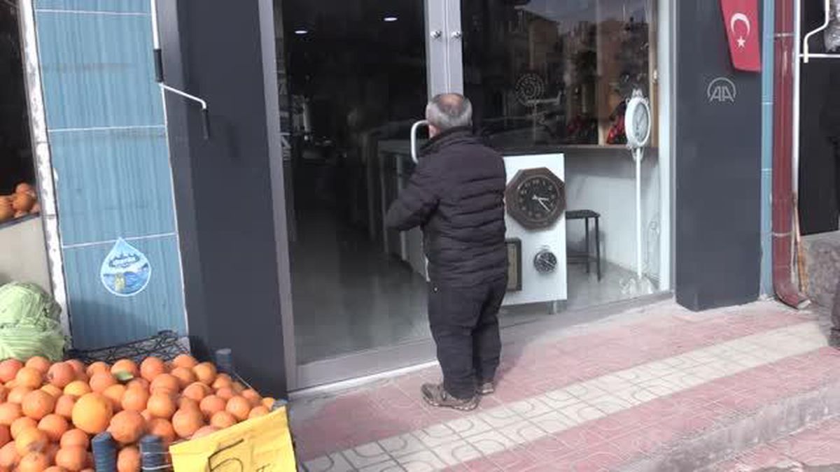 İlçenin tek saat tamircisi Yusuf usta, zamana direniyor