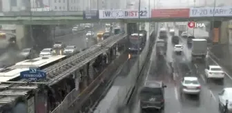 İstanbul'da beklenen kar yağışı etkisini gösterdi