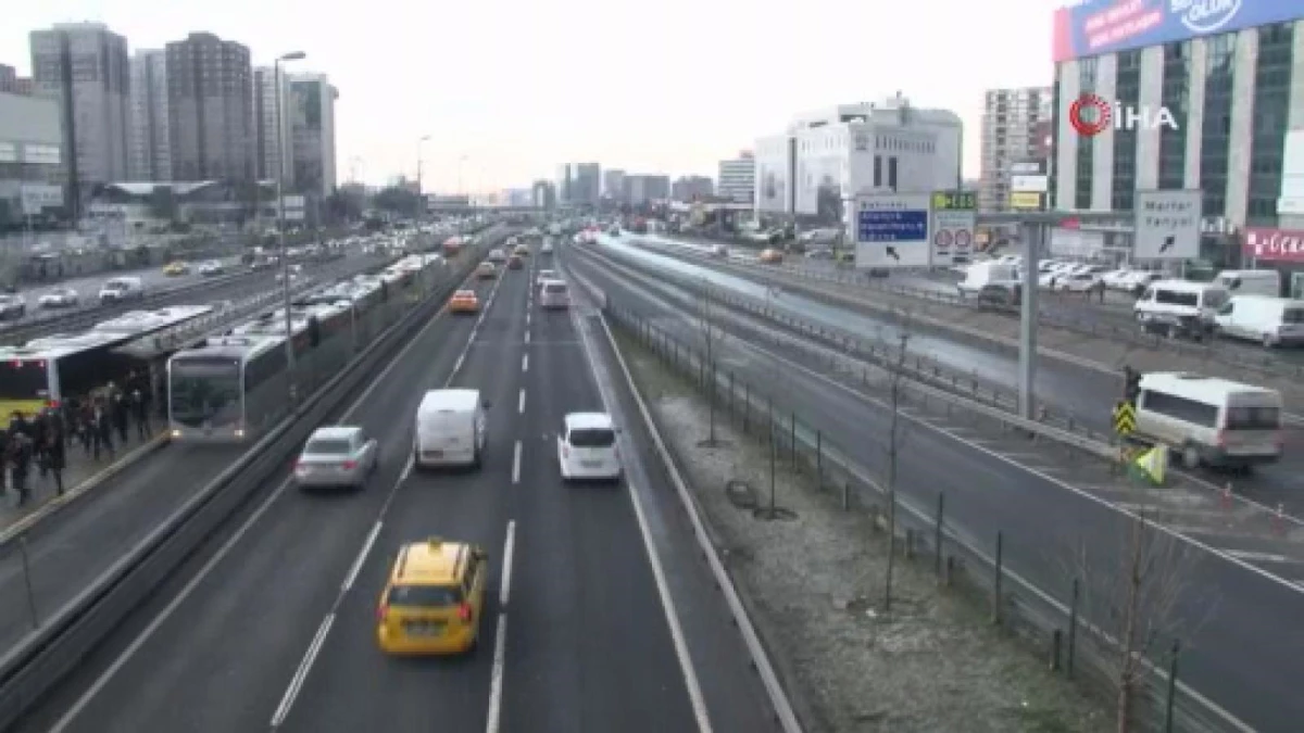 İstanbul\'da trafik akıcı, toplu taşıma yoğun
