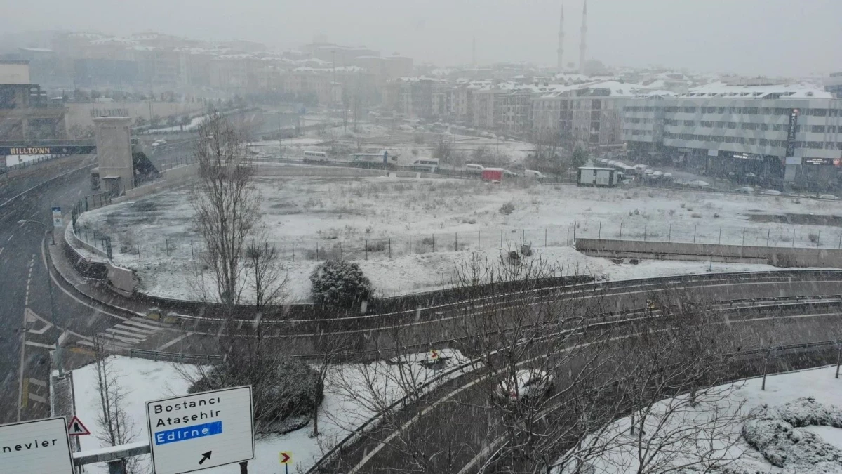 İstanbul\'da yeniden başlayan kar yağışı havadan görüntülendi