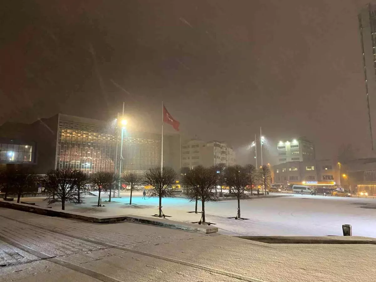 İstiklal Caddesi ve Taksim\'de kar yağışı etkili oldu