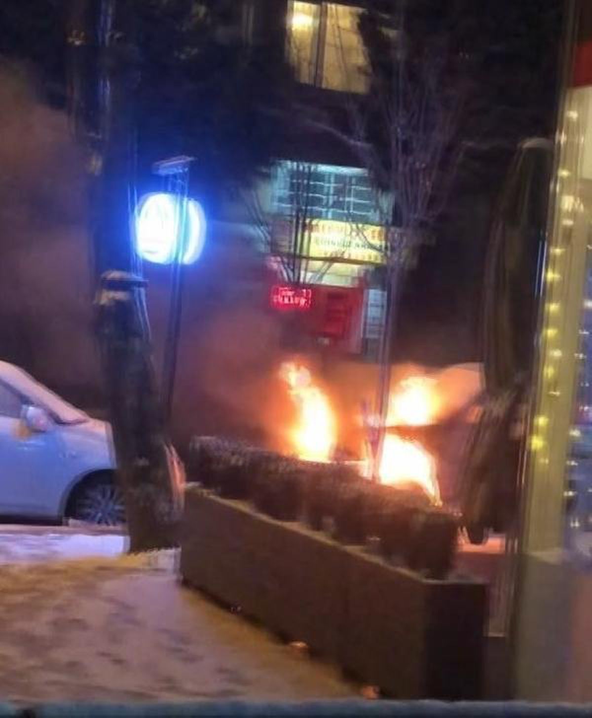 Kadıköy'de park halindeki pikap alev alev yandı