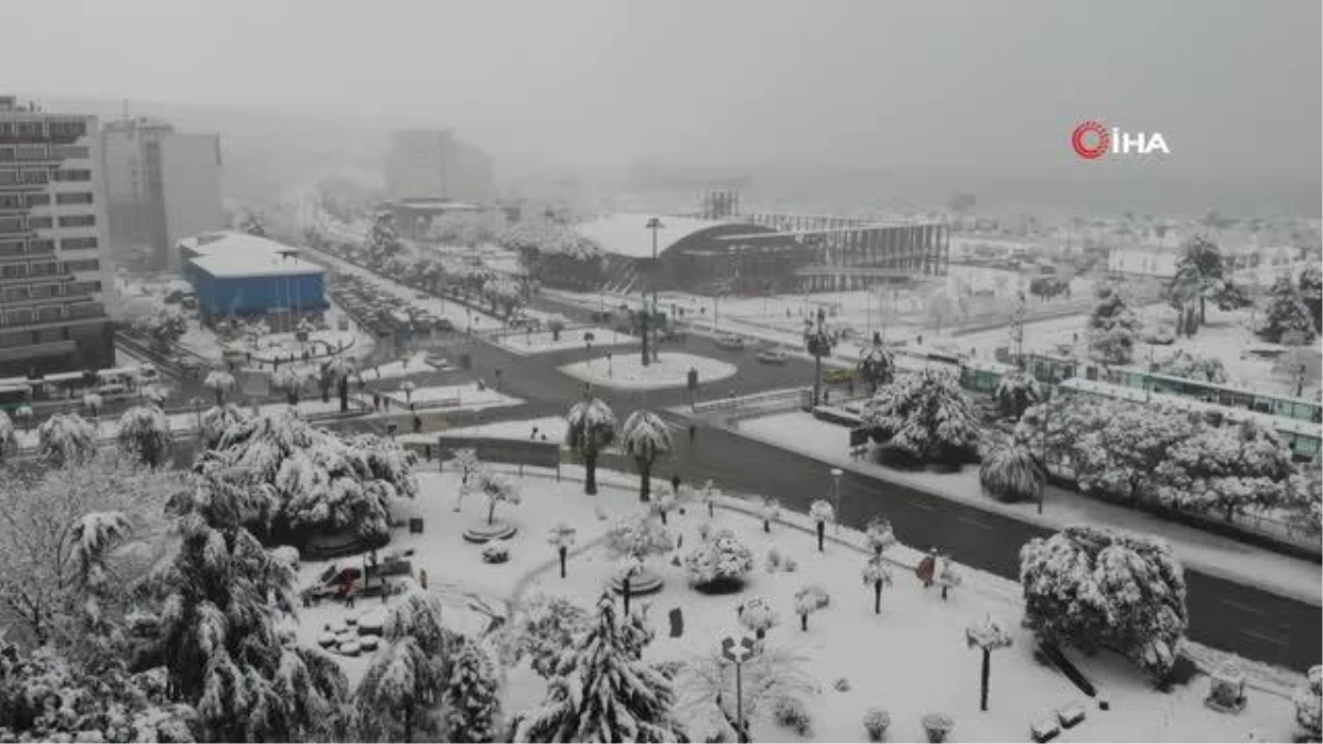 Kar Samsun\'u etkisi altına aldı... Vatandaşlar karlı yollarda yürümekte güçlük çekti