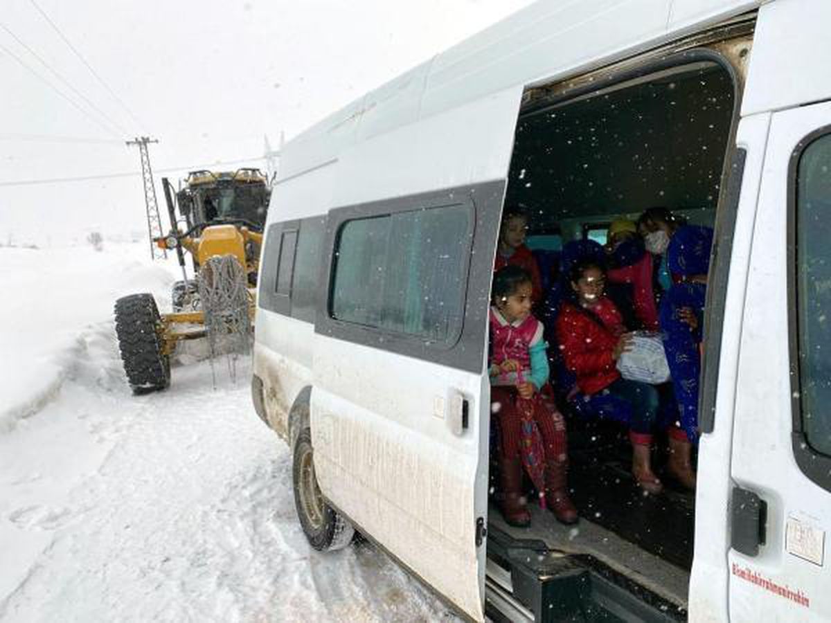Kara saplanan öğrenci servis minibüsü, iş makinesi ile kurtarıldı