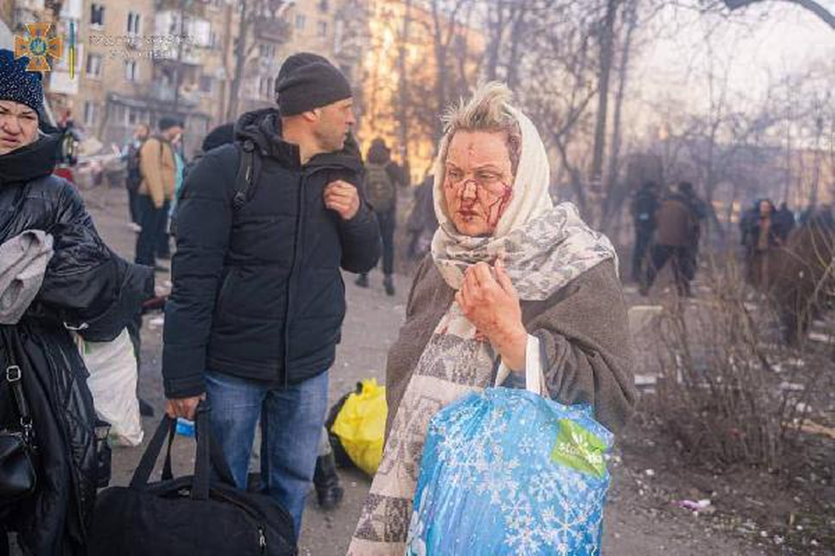 Kiev\'in Podil semtine bu sabah füze parçası düştü: 1 ölü