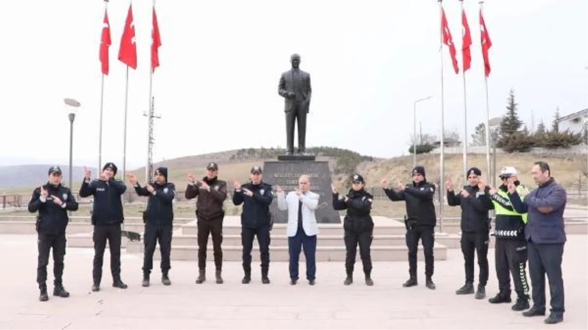 Kırıkkale\'de polislerden şehitler anısına işaret diliyle "Çanakkale Türküsü" klibi