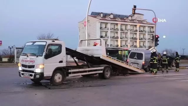 Kontrolden çıkan panelvan araç, önce taksiye sonra direğe çarptı: 3 yaralı