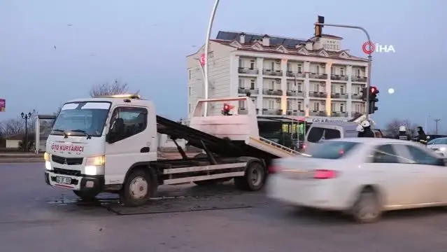 Kontrolden çıkan panelvan araç, önce taksiye sonra direğe çarptı: 3 yaralı