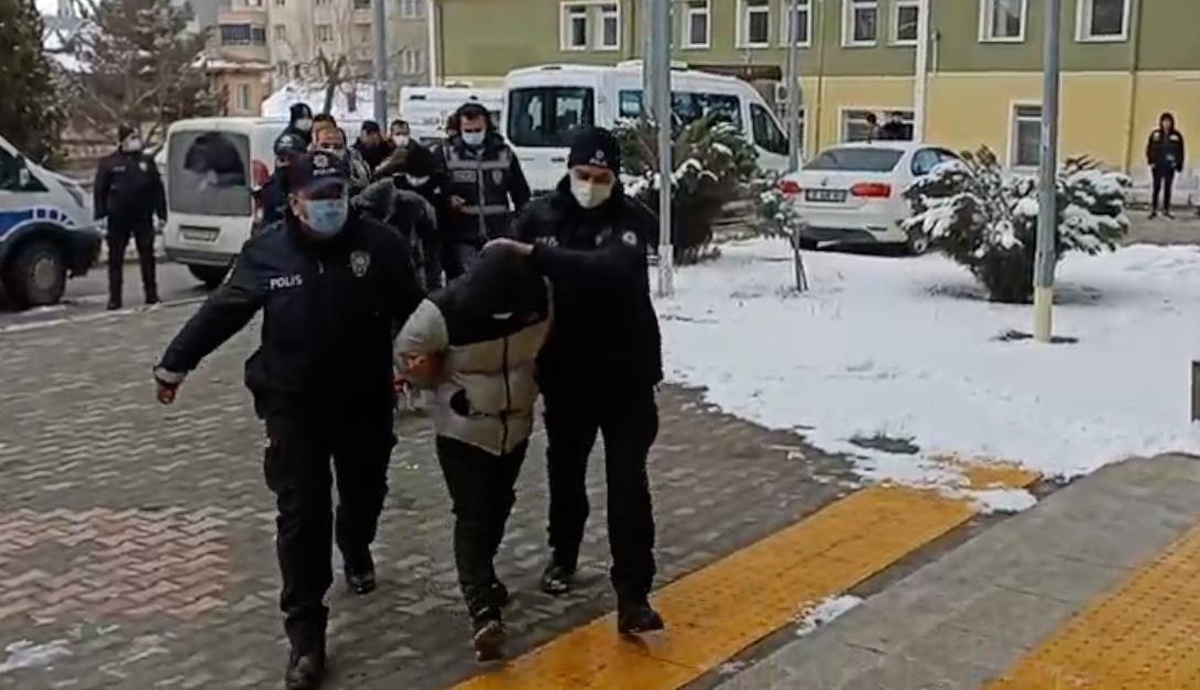 Kuyumcu dükkanını soydukları iddiasıyla yakalanan 6 şüpheli tutuklandı