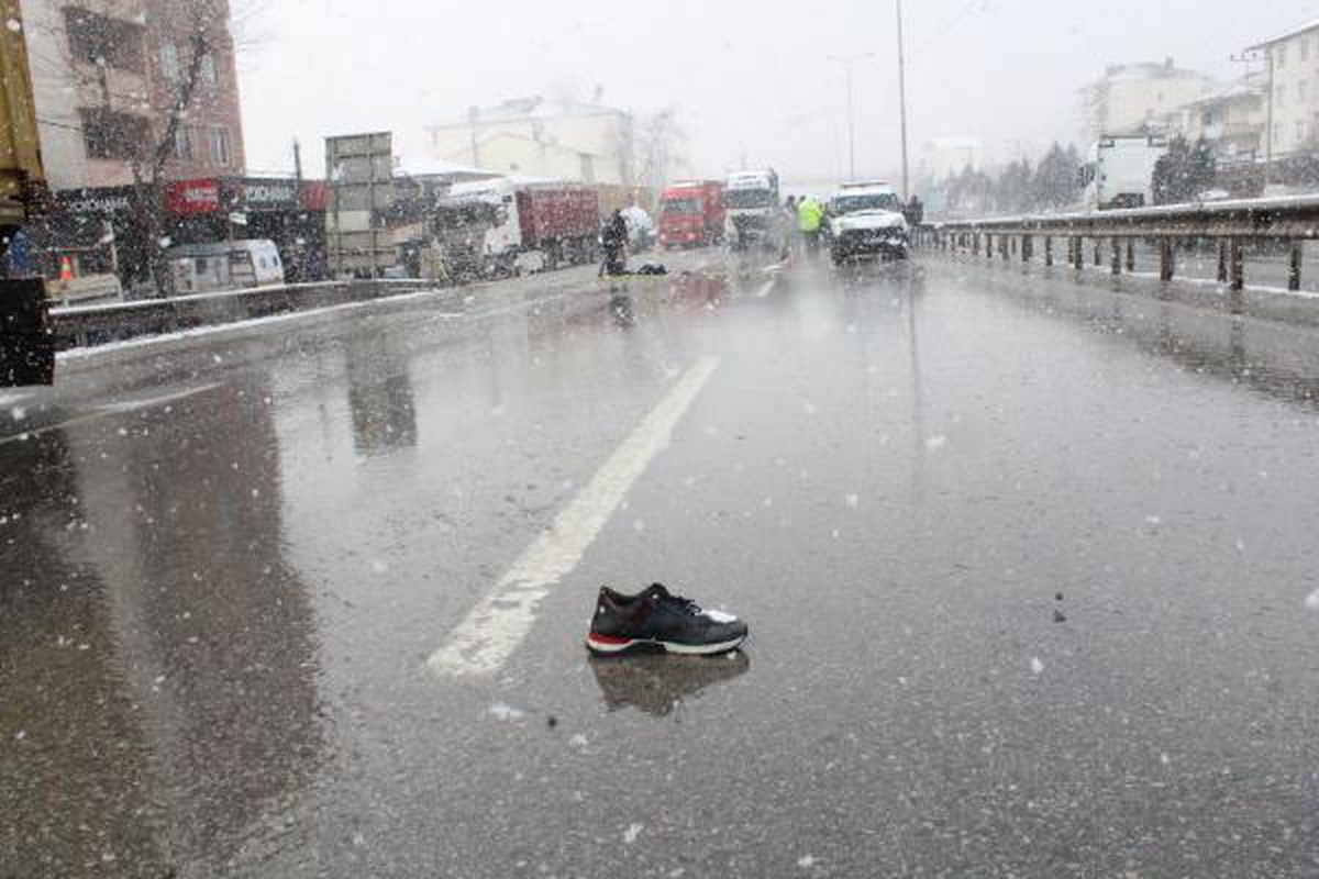 Kuzenine rağmen karşı yola koşarak geçmek isterken TIR\'ın altında kaldı