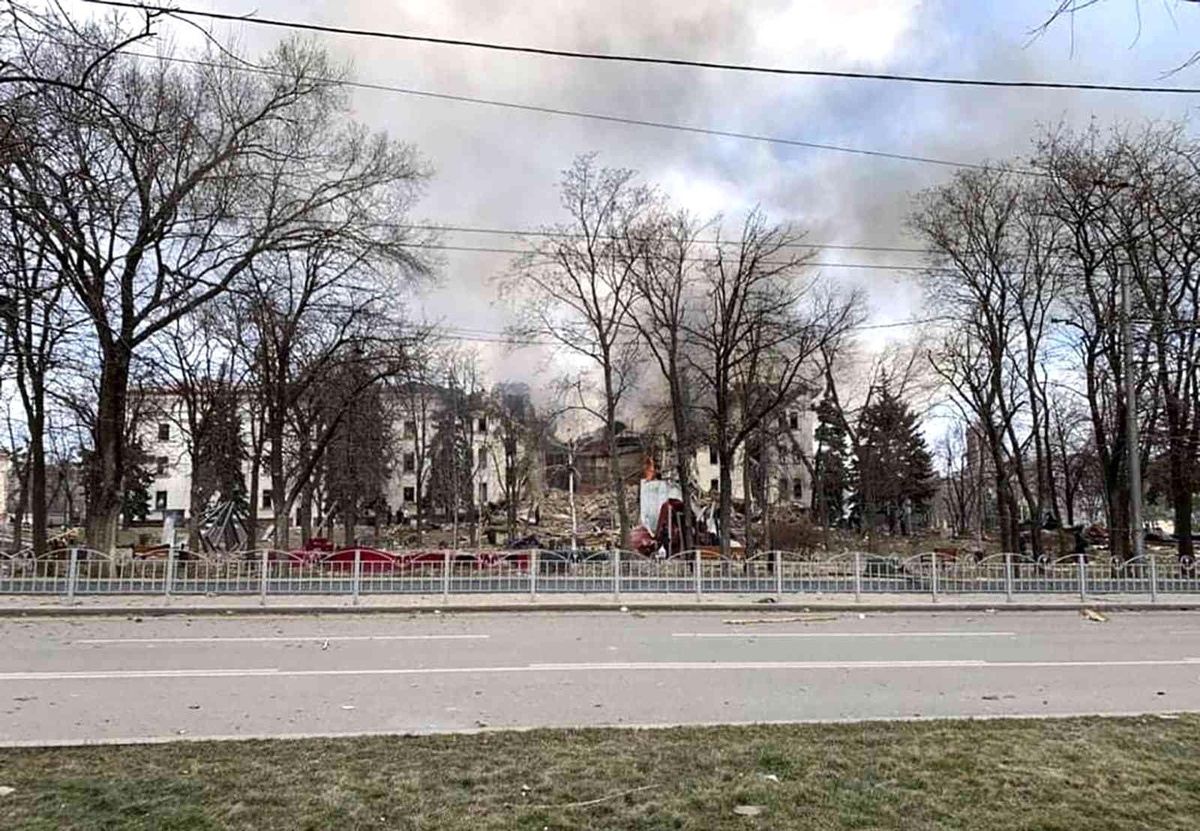 Mariupol\'de vurulan tiyatro binasındaki 130 kişi kurtarıldı
