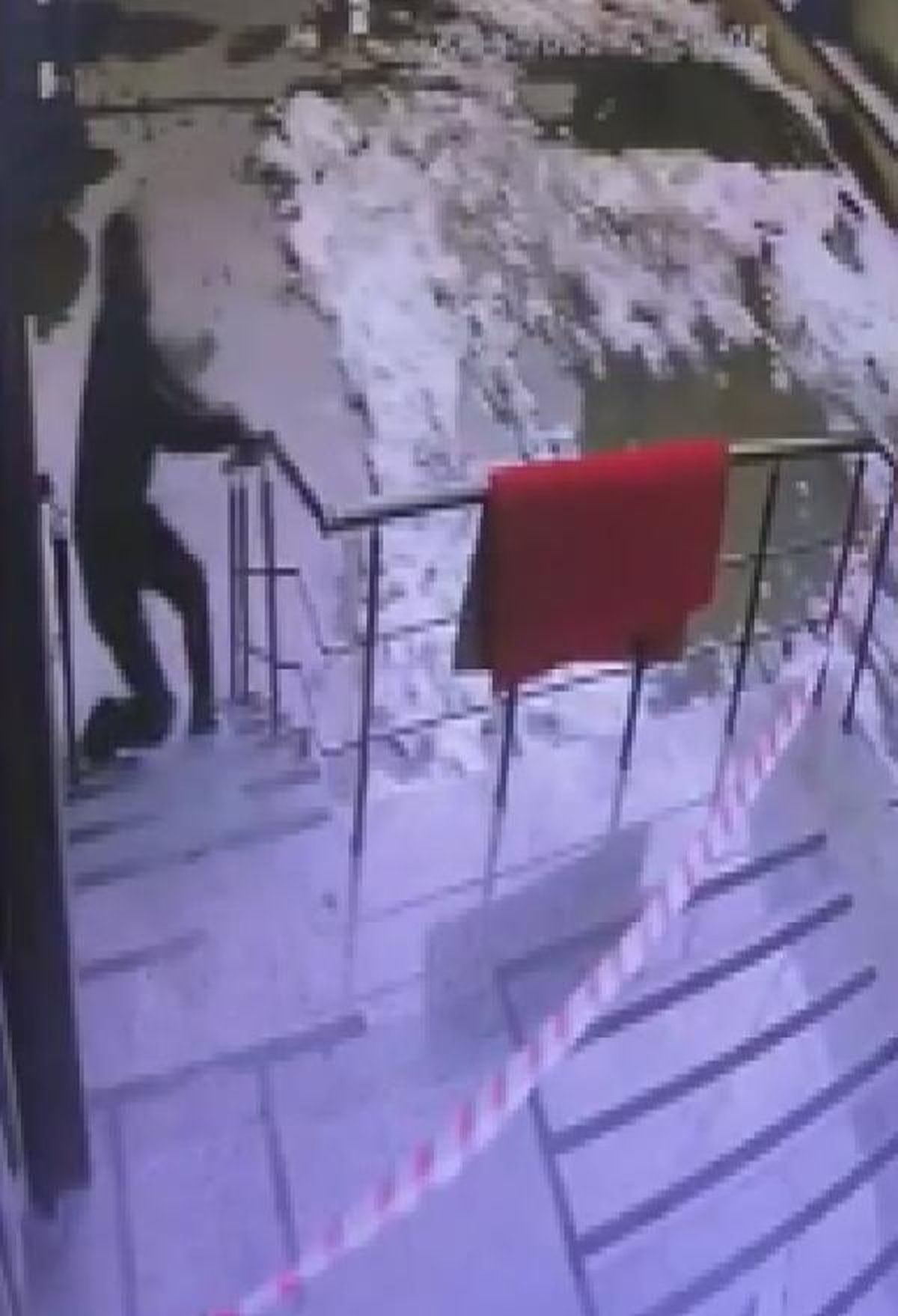 Merdiven korkuluklarını çalan hırsızı yakalandı