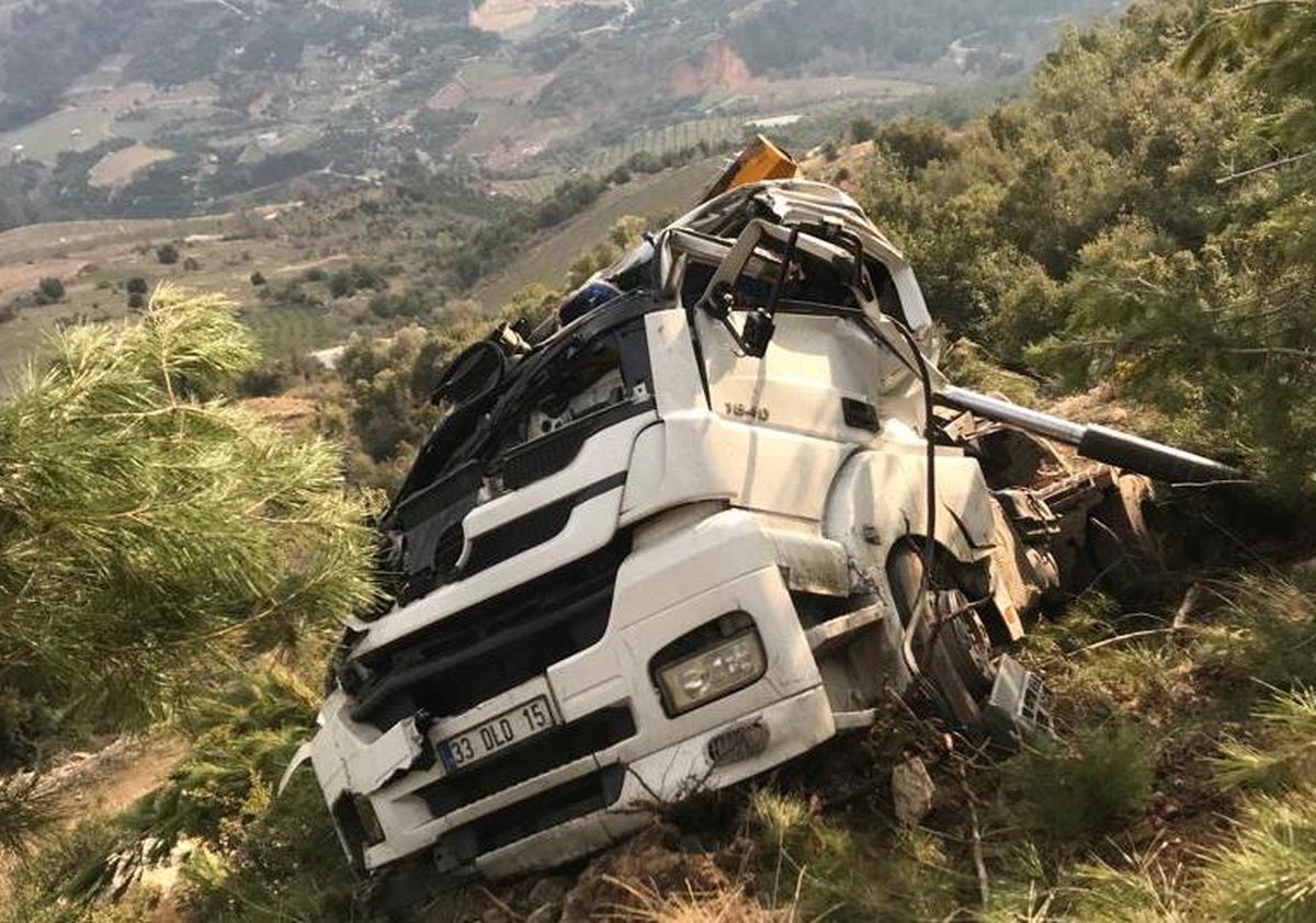 Mersin\'de şarampole devrilen tırın sürücüsü yaralandı