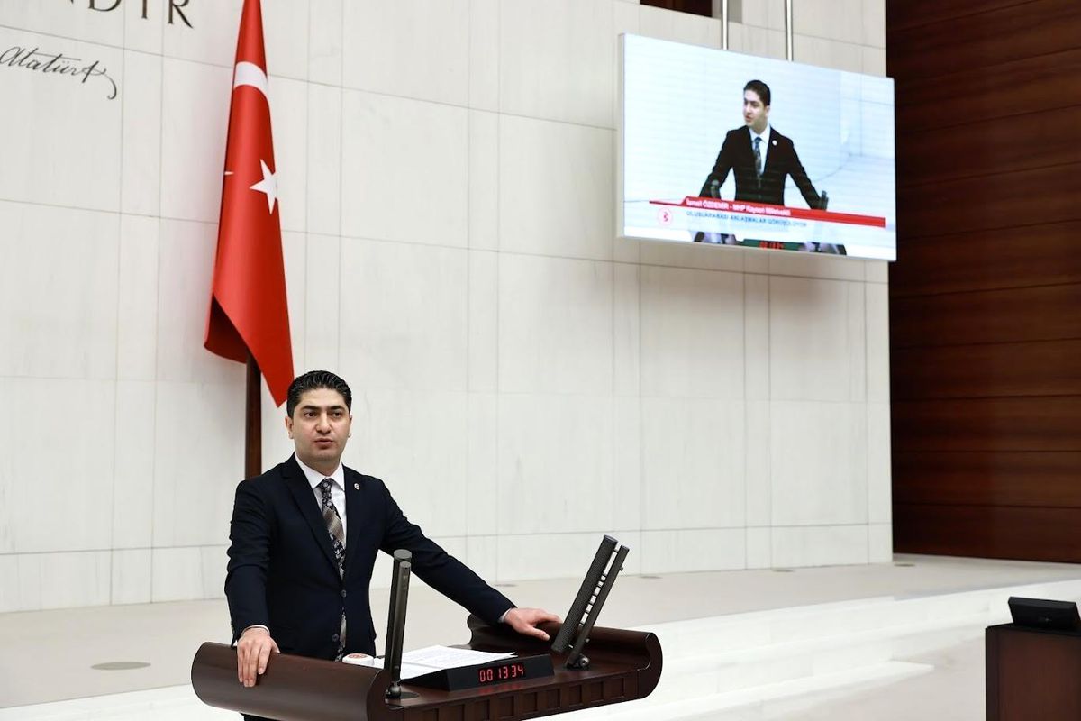 MHP'li Özdemir: 'Para ve silaha karşı galip gelebilecek olan, insanlığın bizatihi kendisidir'
