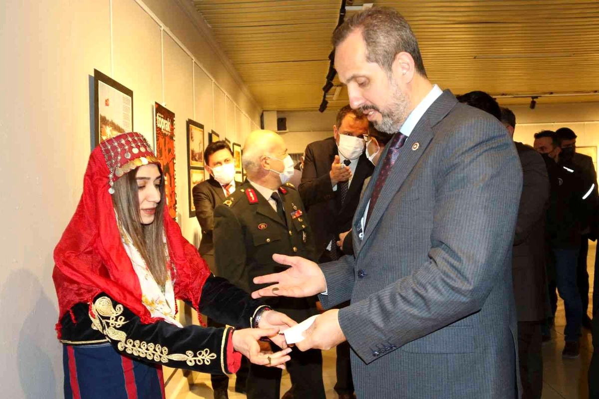 Öğrenciler Milletvekili Çivitçioğlu\'nun eline kına yaktı
