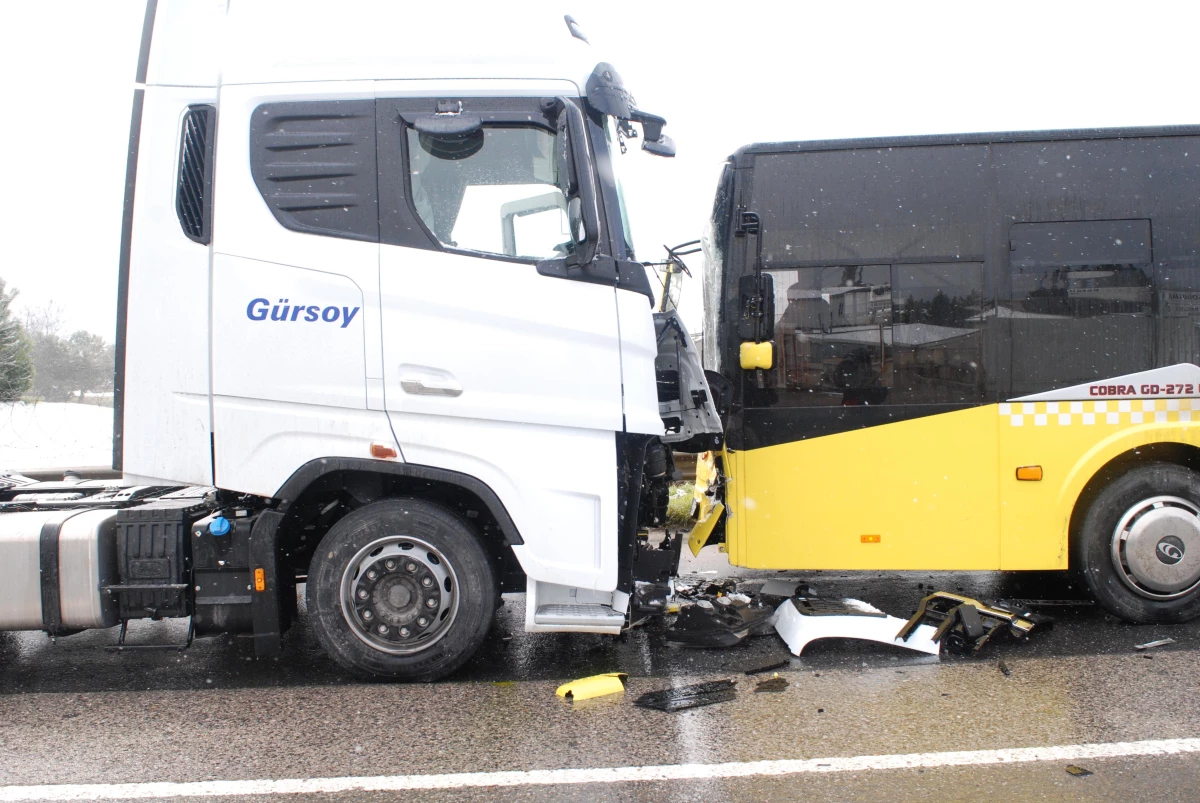 Sancaktepe\'de tırla çarpışan İETT otobüsünün sürücüsü yaralandı