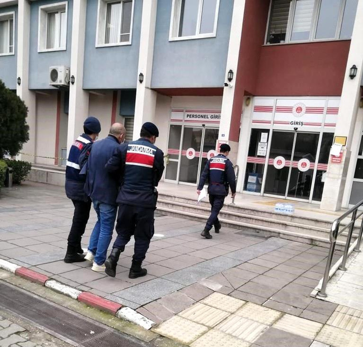 Son dakika haber... Silahlı yağma suçundan aranan şahıs yakalandı