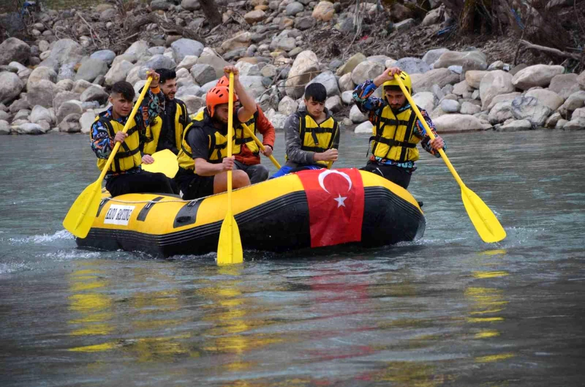 Şırnak\'ta şehitler anısına rafting yapıp Türk bayrağı ve pankart açtılar