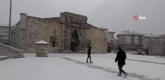 Sivas'ta Mart ayında etkili olan soğuk hava ve yoğun kar yağışı hız kesmeden devam ediyor