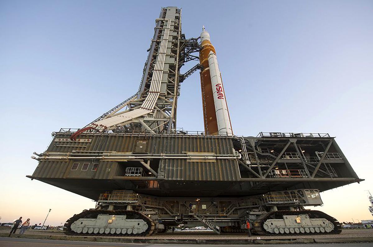 SLS: NASA\'nın dev yeni Ay roketi