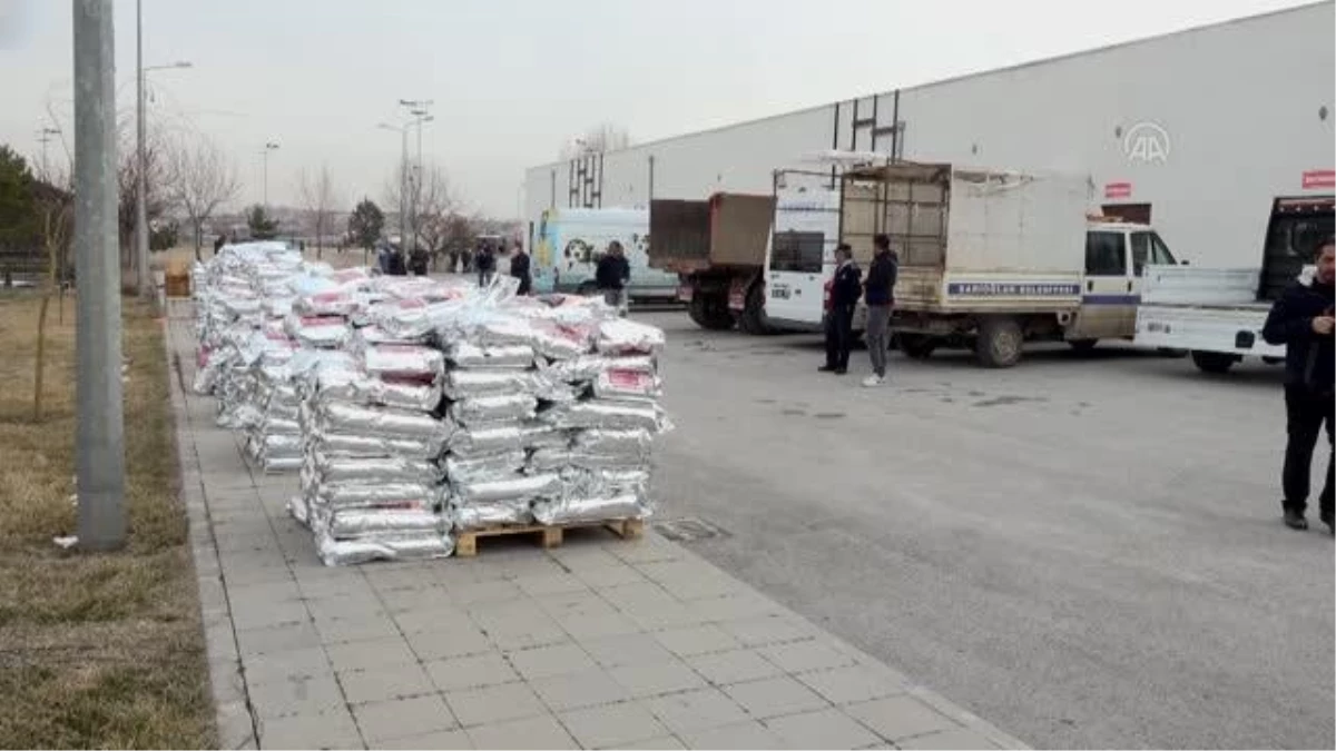 Sokak hayvanlarına 13 ton yiyecek desteği