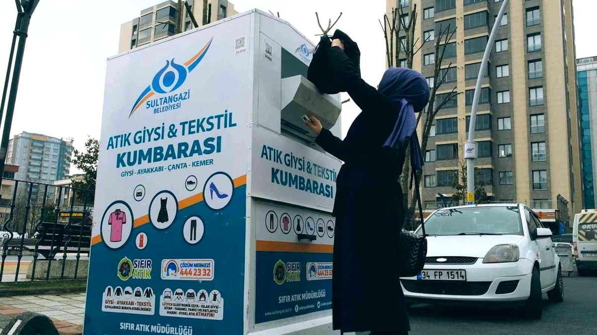 Sultangazili kadınlar geri dönüştürülen kumaşlarla sokak hayvanlarına elbise dikiyor