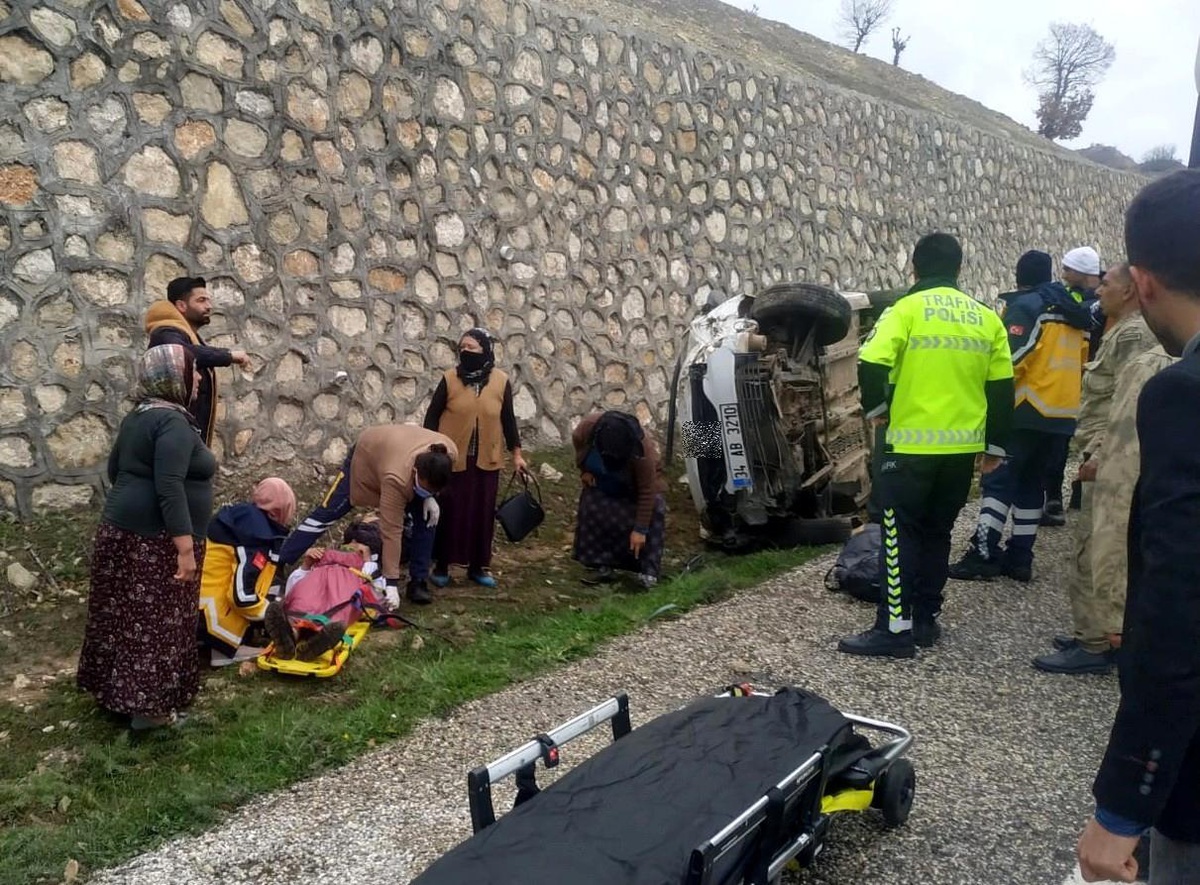 Son dakika 3. sayfa: Tekeri patlayan otomobil kaza yaptı