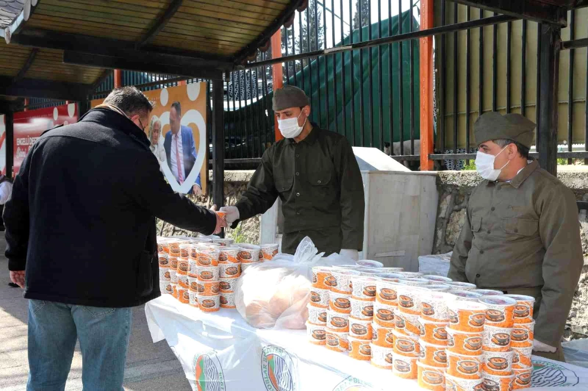 Toroslar Belediyesi, vatandaşa \'Çanakkale menüsü\' dağıttı