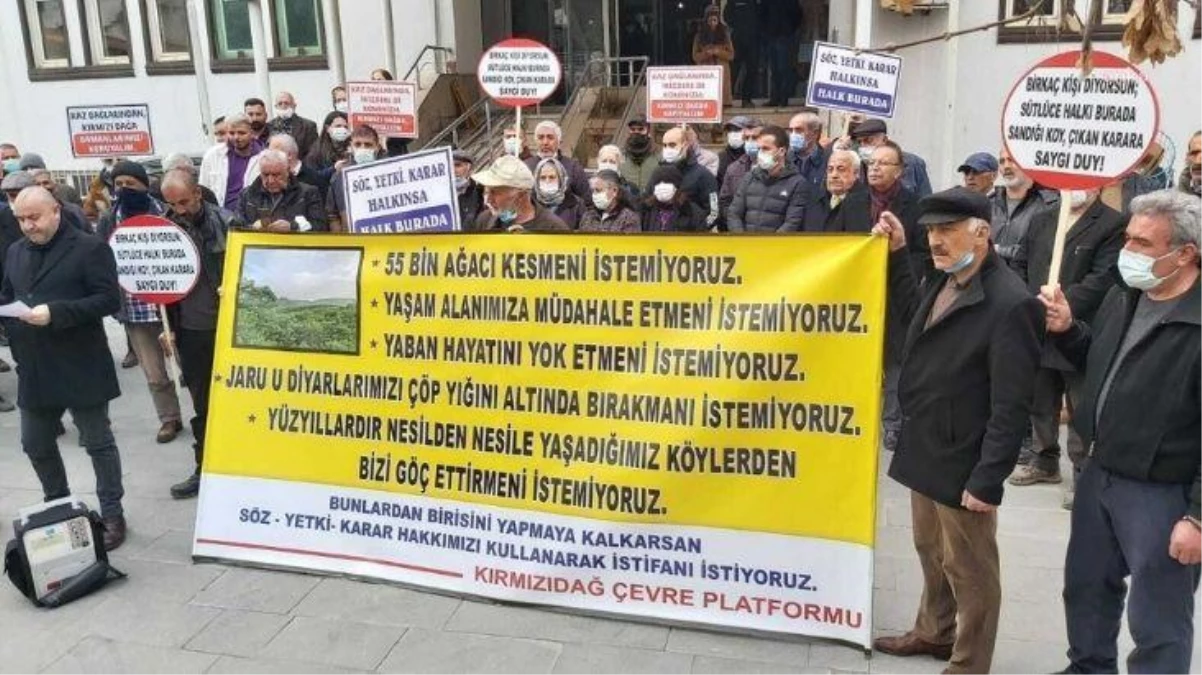 Tunceli\'de komünist başkana protesto: Çöp tesisi için ağaç kesilecek diye belediyenin önünde eylem yaptılar