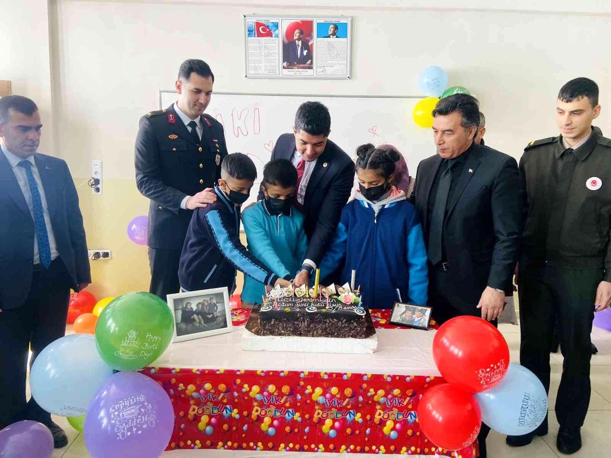 Üçüz kardeşlere sürpriz doğum günü