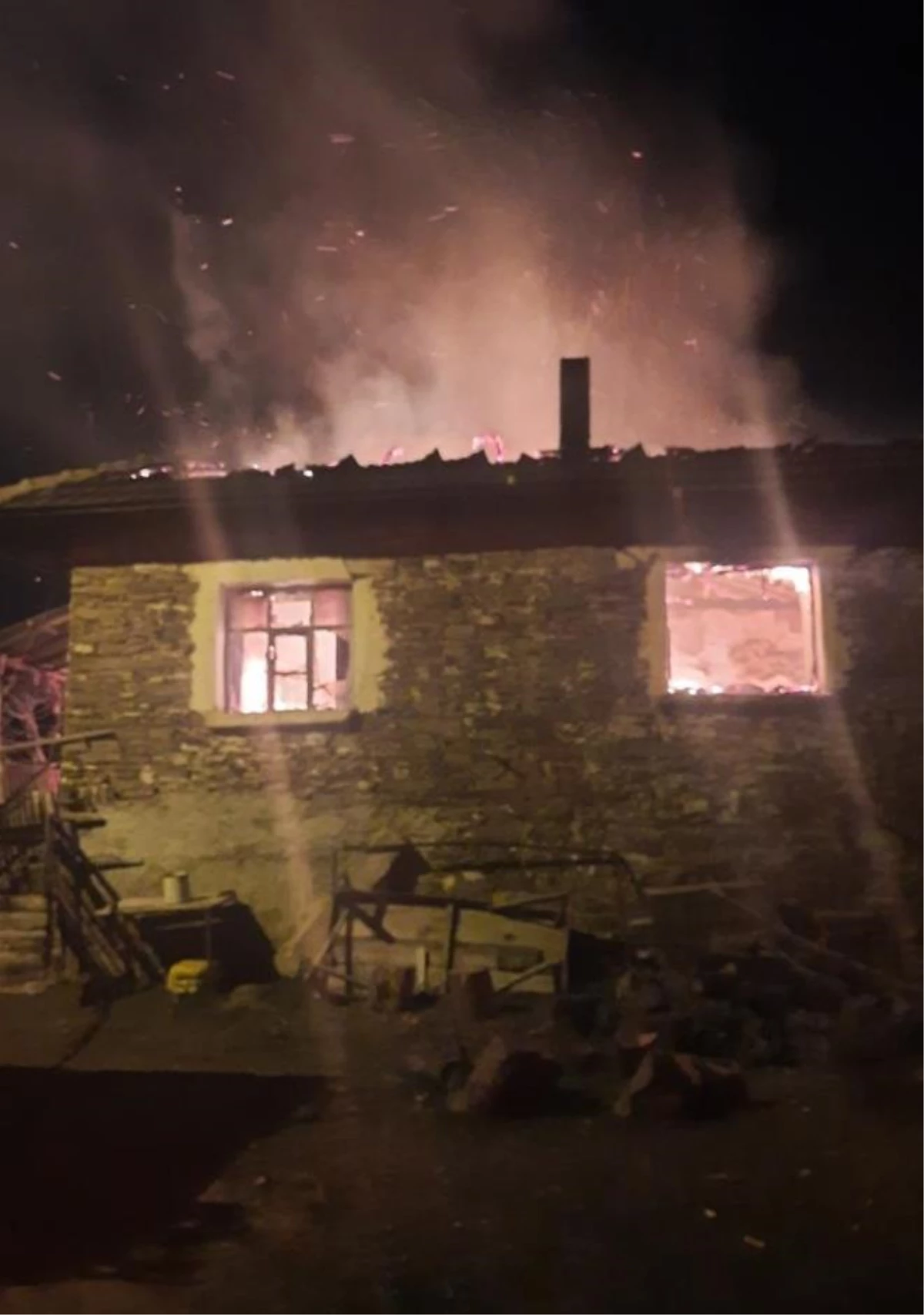 Uşak\'ta evde çıkan yangında dumandan zehirlenen kişi yaşamını yitirdi