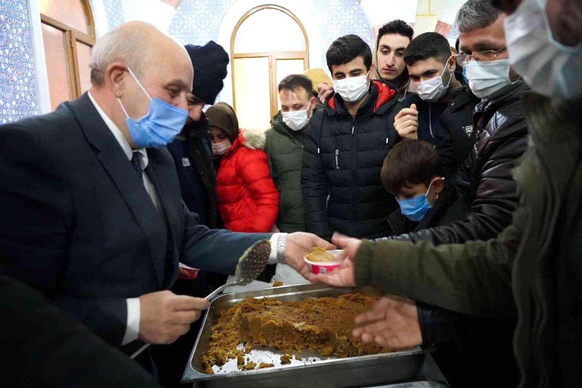 Vatandaşlara helva ikramı