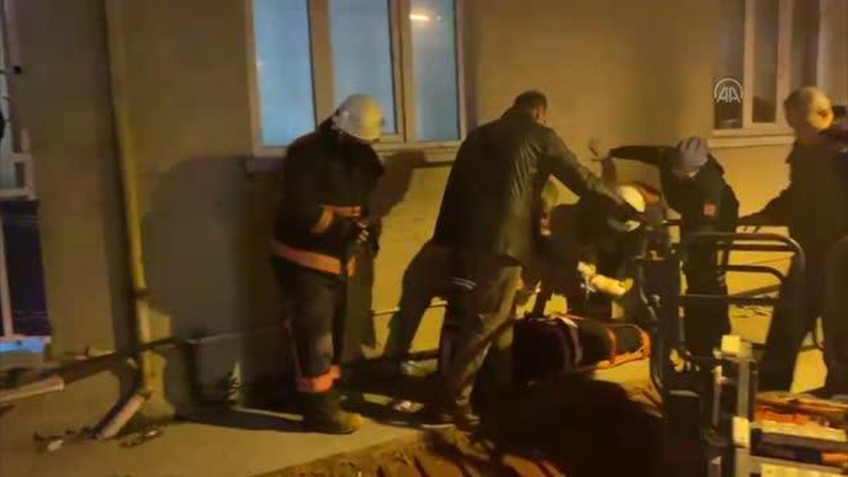 Yangın sırasında sundurmada mahsur kalan vatandaşı itfaiye kurtardı