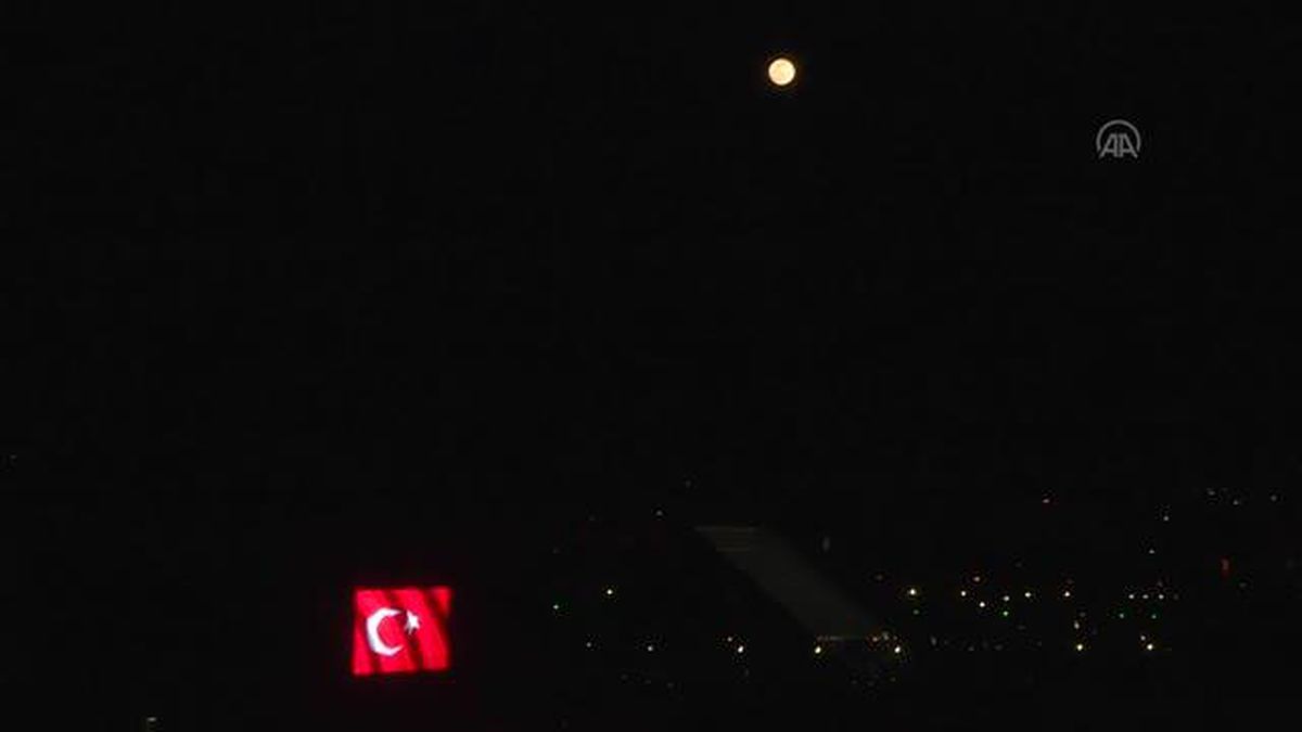 YHT Garı'na yansıtılan Türk Bayrağı dolunay ile birlikte görüntülendi