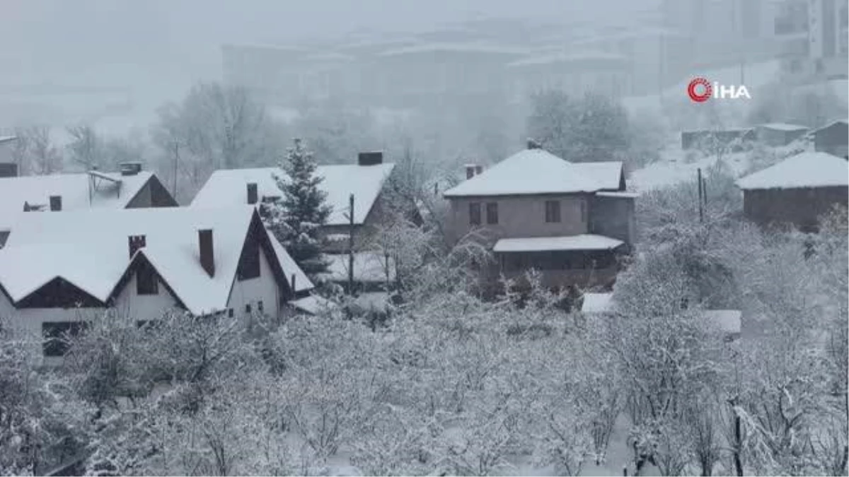 Yoğun kar yağışı kenti beyaza bürüdü