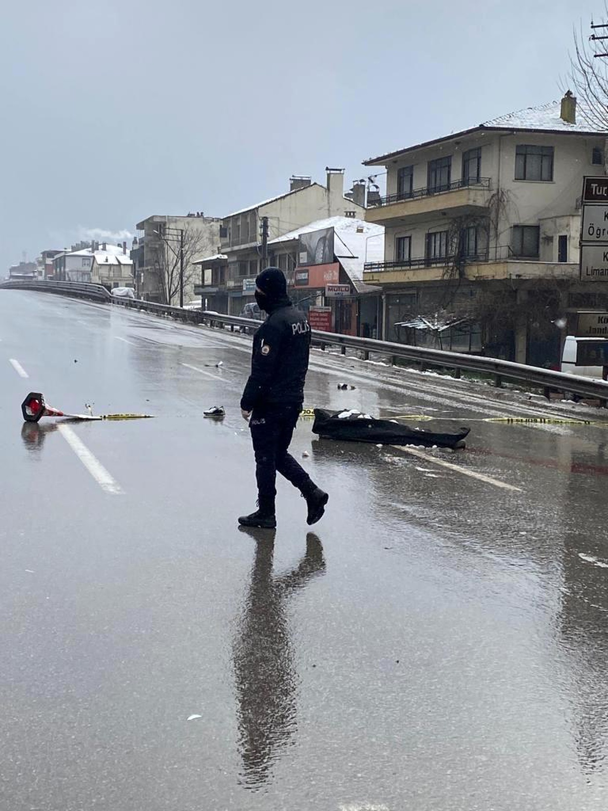 Yolun karşısına geçmeye çalışırken tırın altında can verdi